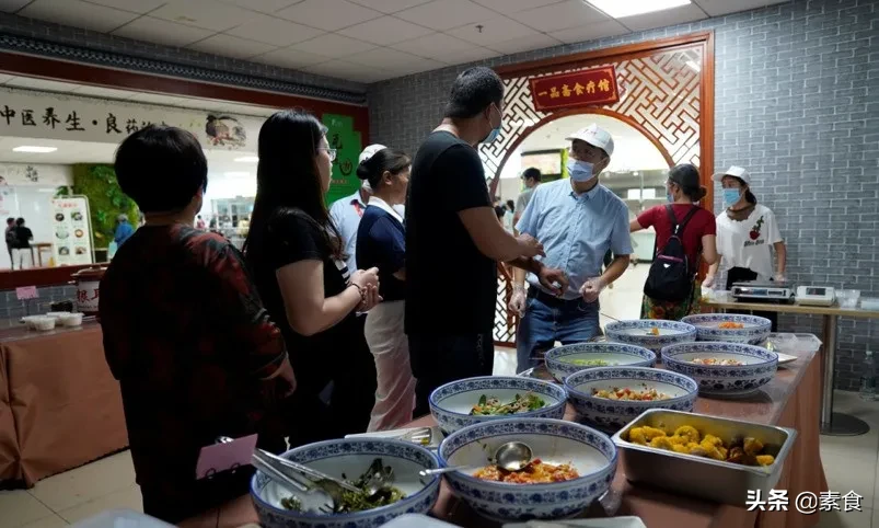 湖南中医药大学附属医院开起了素食餐厅，试营业日就人气满满