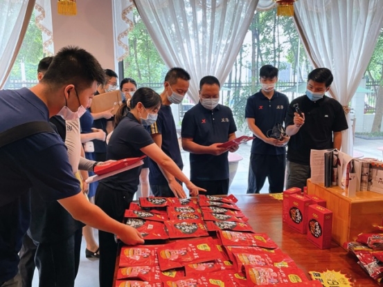 四川成都：传播天府文化 三大“非遗”产品借力大运振翅飞翔
