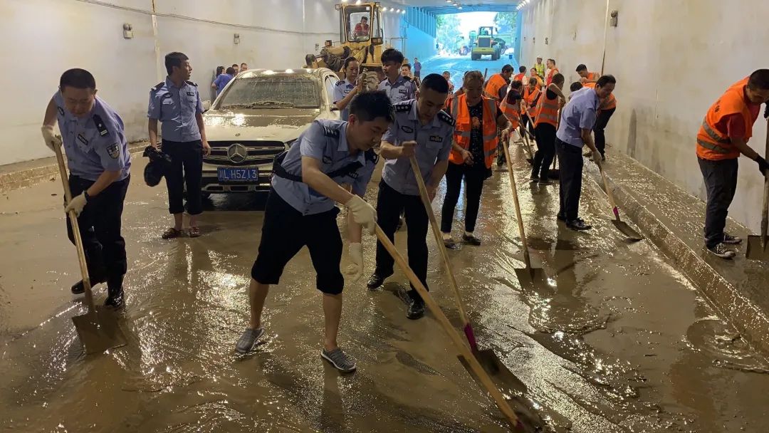 并不只是键盘侠——抗洪抢险中网警的样子