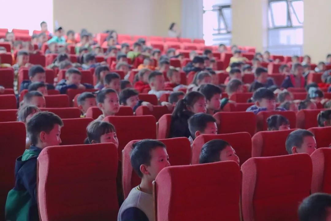 学习雷锋好榜样——成都市华阳中学附小开展爱国主义教育序列活动