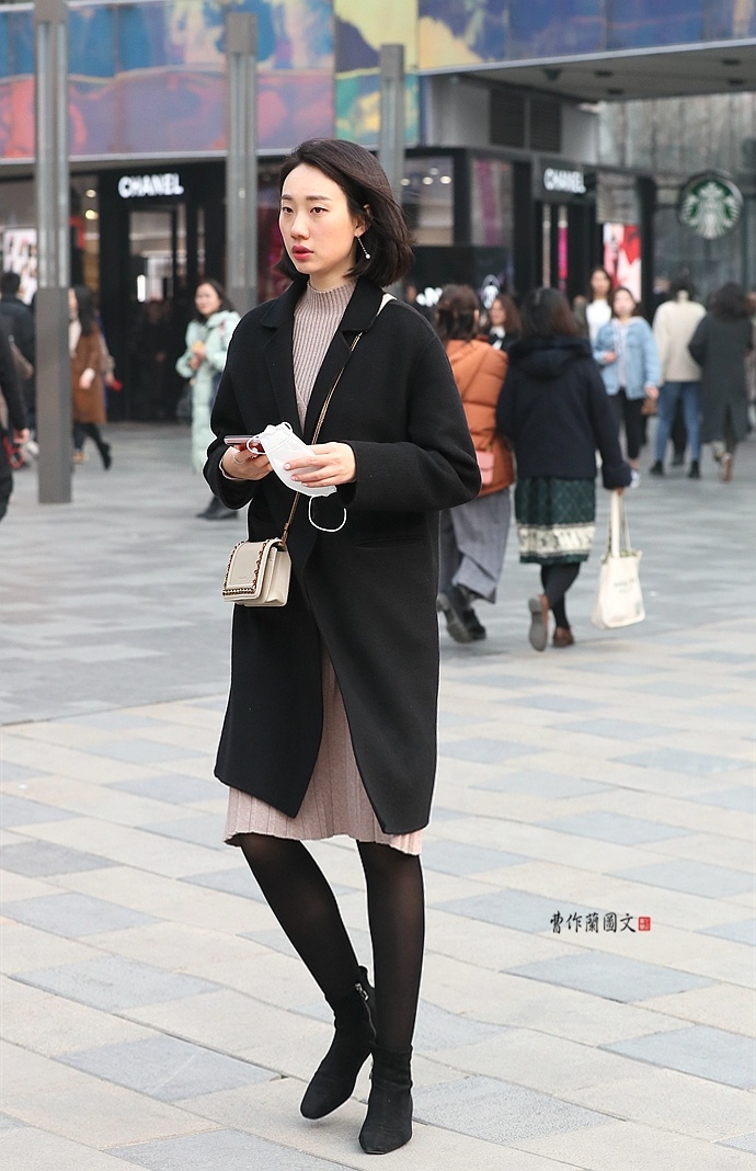 街拍 丝袜美女，穿来穿去还得是黑丝图片