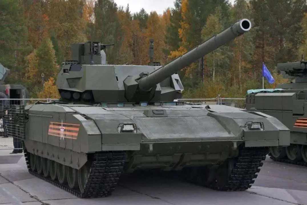 俄T14坦克被摧毁！第四代坦克真的虚有其表？看打它的武器就知道