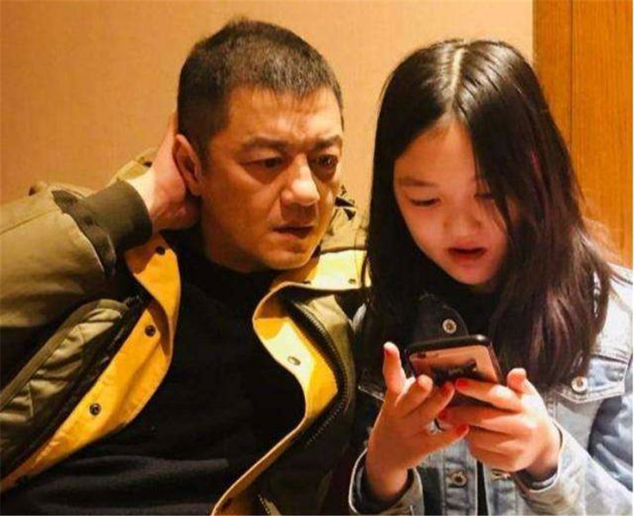 同样是自己女儿，为何王菲只争窦靖童却放弃李