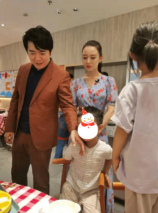 网友偶遇郎朗夫妇，郎朗抱小孩亲和力爆棚，吉娜瘦出排骨胸