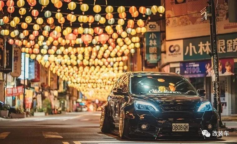 婚纱摄影师都这么个性?开着爆改的宽体本田CR-V给新人拍写真