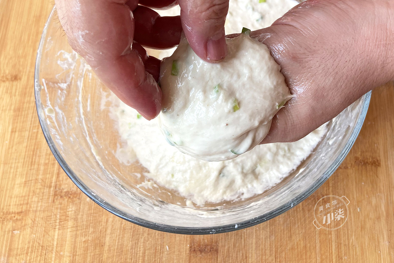 30分钟快速葱油饼做法，不揉面不擀面，蓬松暄软，放凉也不硬