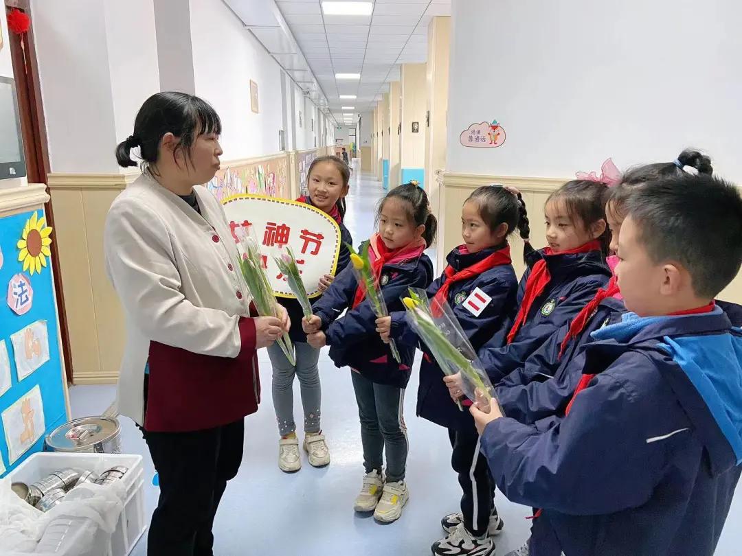 成都市华阳中学附属小学举行“三八妇女节”庆祝活动