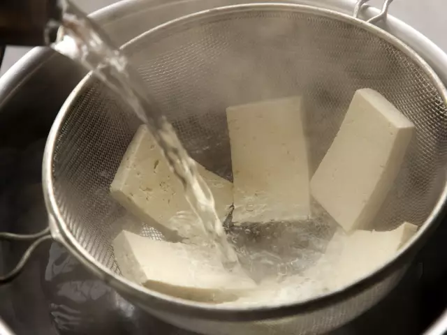 香煎豆腐这么做，不费油不粘锅，外酥里嫩香极了！