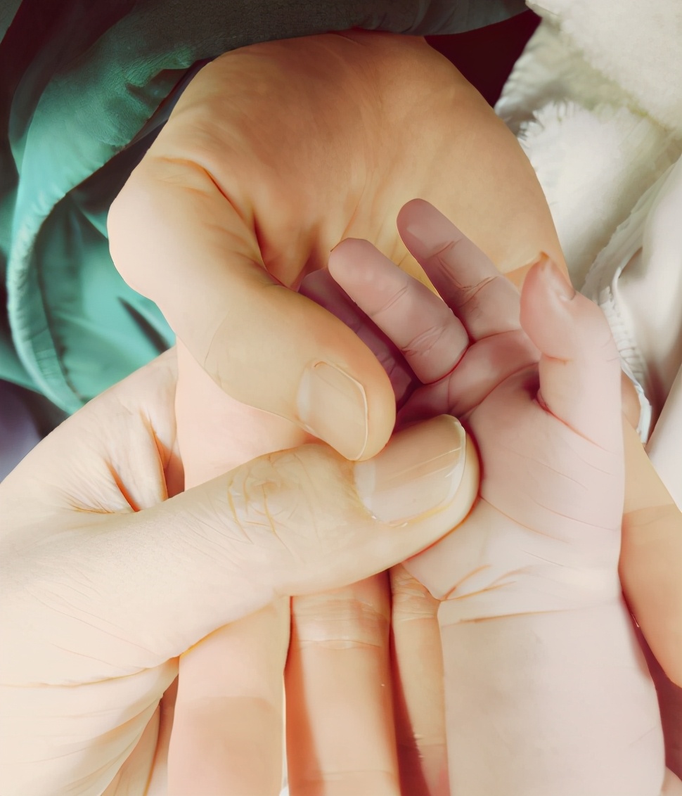 吉娜高調曬兒子百天照，一家7口同框笑容滿面，吉娜父母罕見出鏡