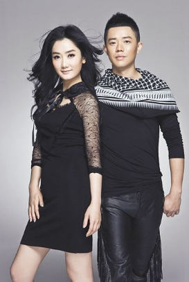 难怪凤凰传奇做不成夫妻，原来玲花嫁给了音乐