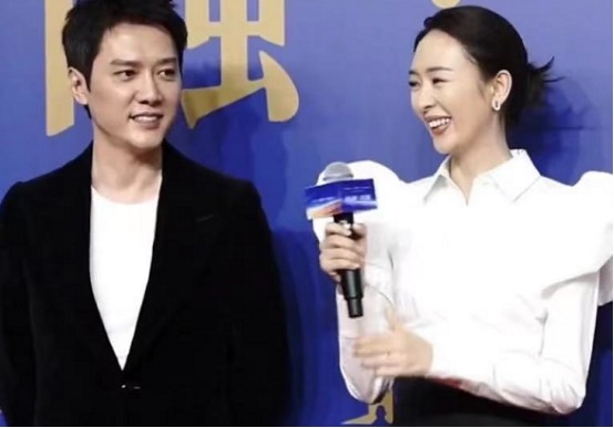 和丽颖离婚一个多月，冯绍峰首次公开亮相，却