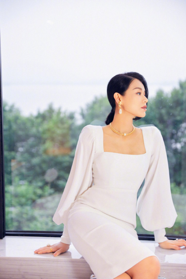 胡杏儿老公晒仨儿子时隔三个月团聚，奕霆奕霖争相亲吻弟弟超有爱