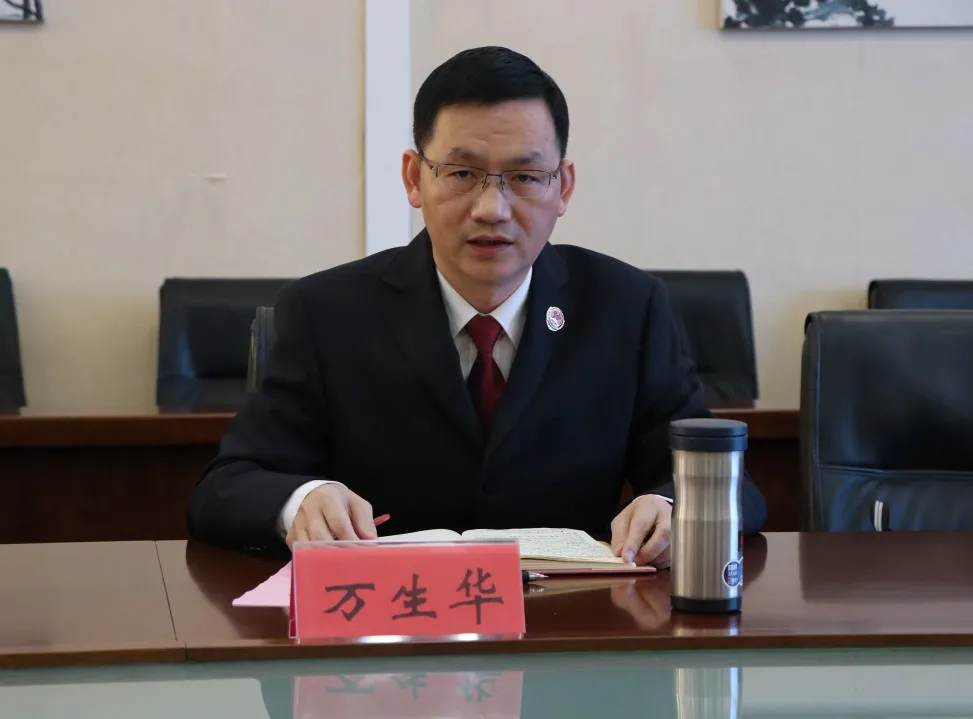 南昌县检察院检察长吴奇峰受聘担任莲塘一中法治副校长