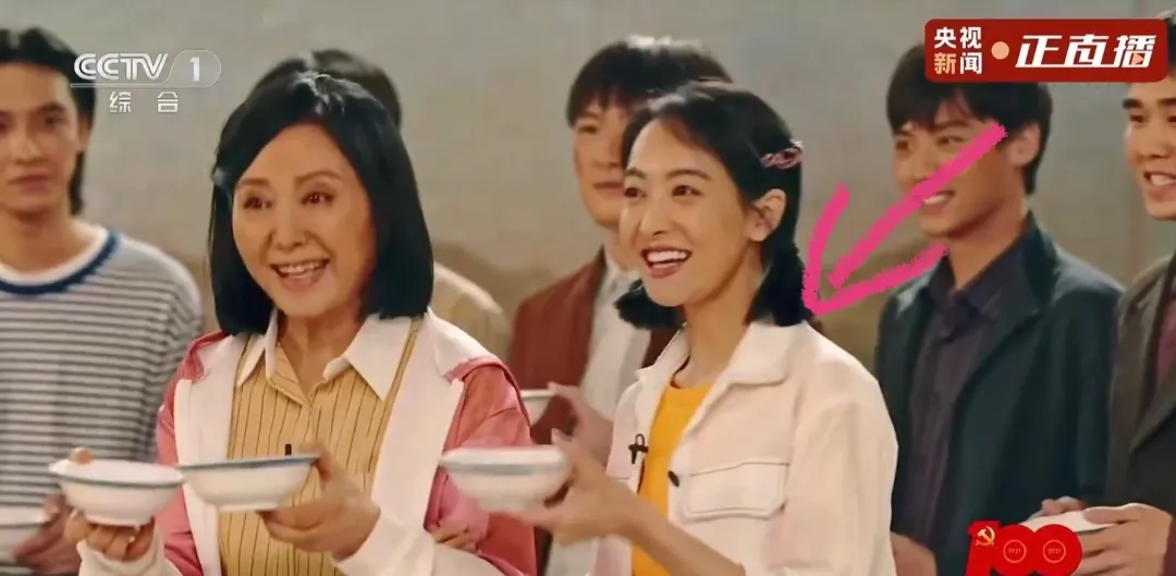 七一晚会女星:杨紫眼含热泪,高圆圆戴安全帽