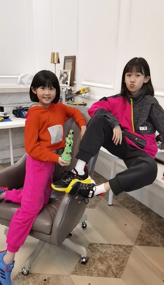 陆毅晒女儿近照，两个女儿越长越像，漂亮可爱却一个比一个瘦