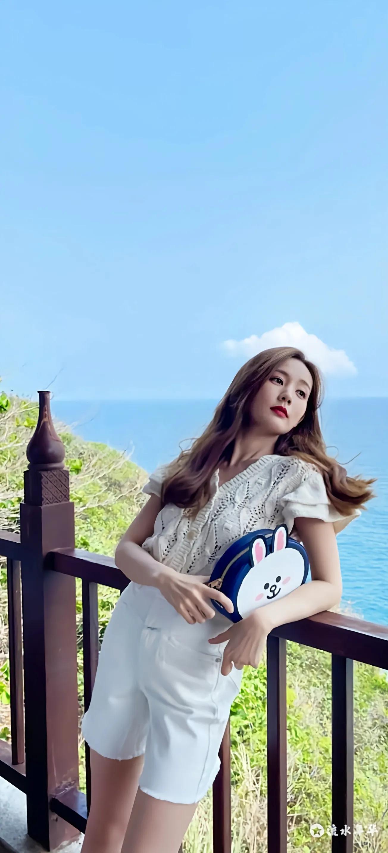 Li Yitong is nifty and melting wallpaper of photo mobile phone