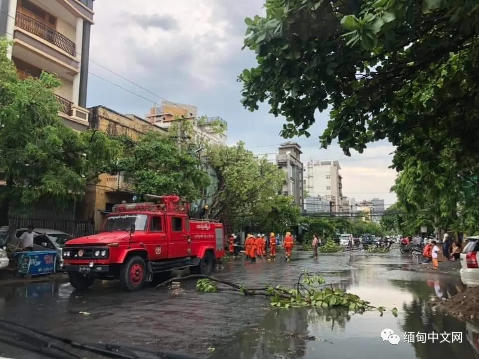 缅甸遭遇强风暴雨冰雹袭击，多个城市一片狼藉