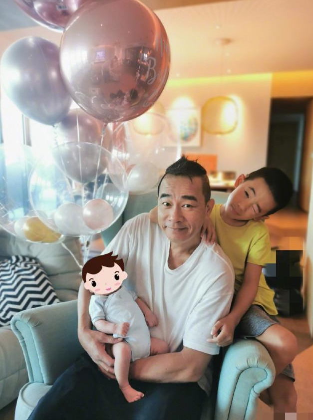 陈小春应采儿教儿子弹钢琴，小小春认真专注，一家三口同框超有爱