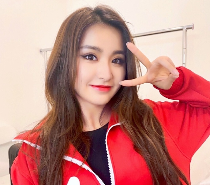 金子涵机场照生图显胖，照片放大三倍后，却发