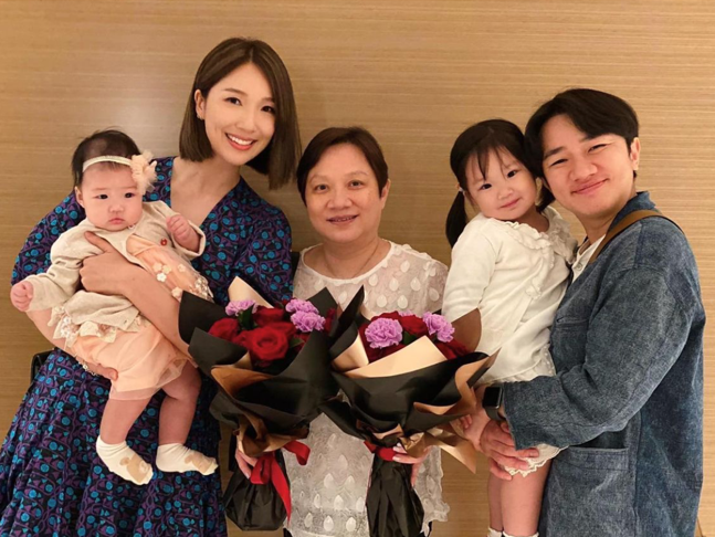 王祖蓝妻子李亚男晒带娃照，和孩子一起骑木马，女儿罕露面唱儿歌
