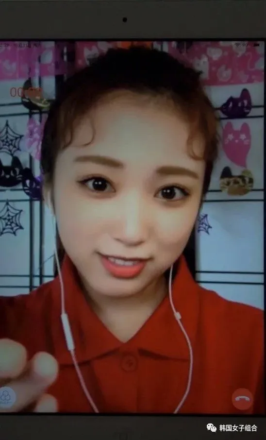 以新概念造型进行视频签售的女团,好努力地装扮哦