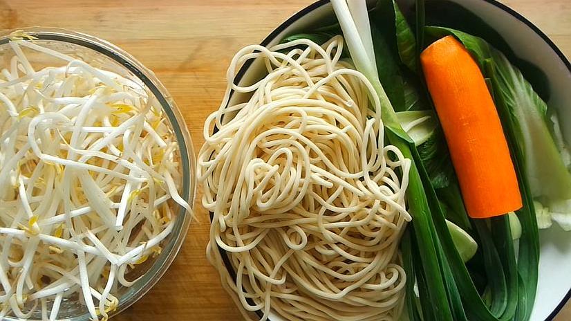 If you want to eat fried noodles, you don’t need to go out and buy them. I teach you how to make them at home. It’s so fragrant and delicious.