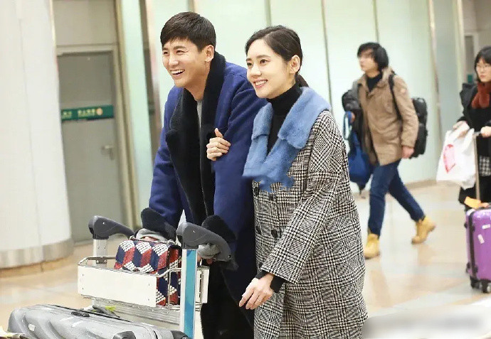 “中国儿媳”秋瓷炫机场照，穿大衣挽1米88于晓