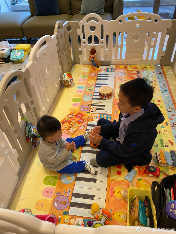 应采儿爸爸儿童节晒两个外孙萌照，jasper和弟弟一起坐围栏里玩