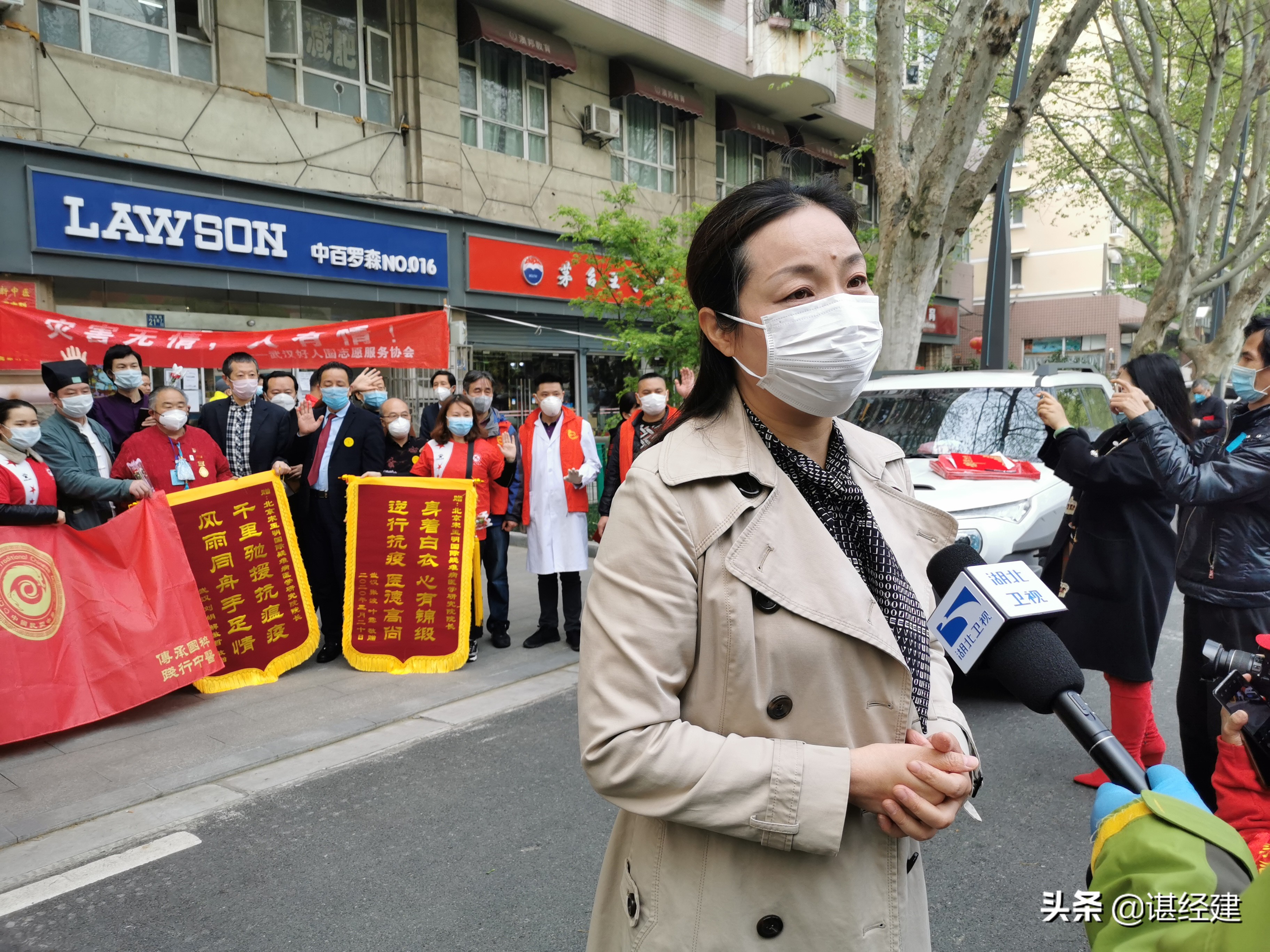 武汉好人圈欢送逆行而来的中国非公立医疗中医专家凯旋回家