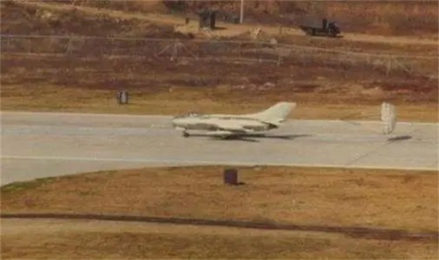 中国飞行员阎稳昌叛逃，结果敌方无人接应，最后撞山机毁人亡