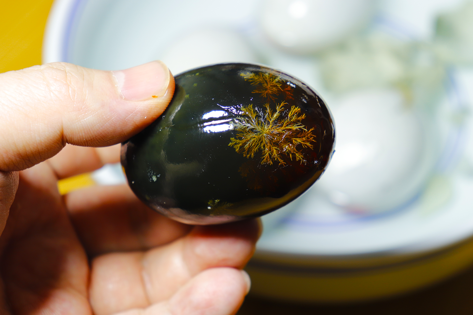 皮蛋放鍋裡蒸一蒸，飯店38元一份，在家做成本8元，待客太有面子