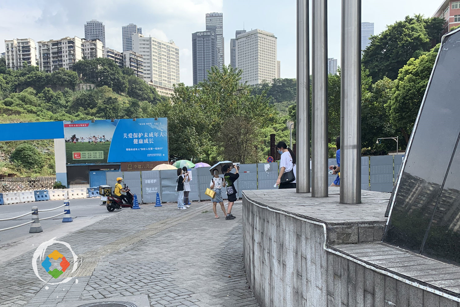 重庆“的哥”带我追星：年轻女孩们聚集在南滨路，苦苦等候着谁？