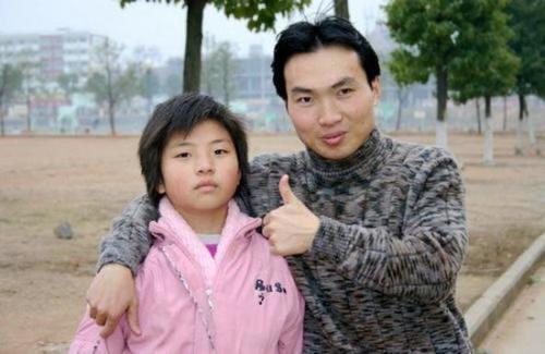15年前，小伙不畏艰难带妹妹上大学感动全国，985毕业后如今怎样