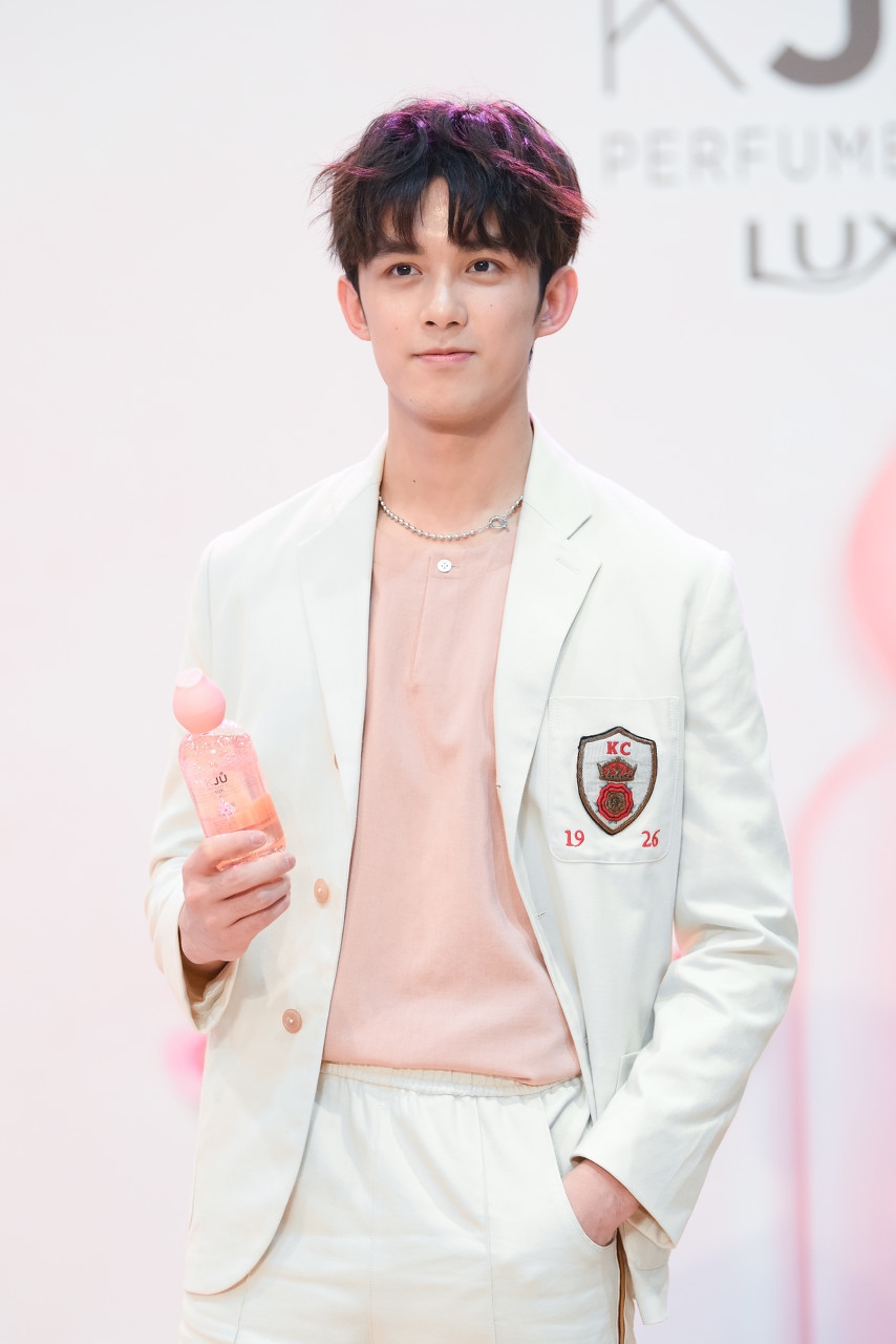 同样是十九二十岁，吴磊给人的感觉就不像孩子