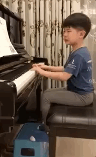 胡可曬兒子近照，安吉與甜馨同舞台彈鋼琴，一個獨奏一個需老師陪