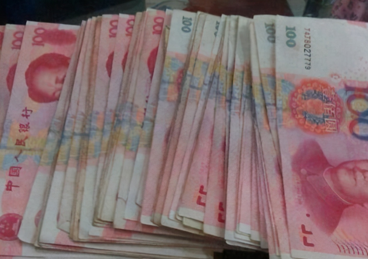 银行工作人员透露：只要账户有180万，每月可多领一份工资