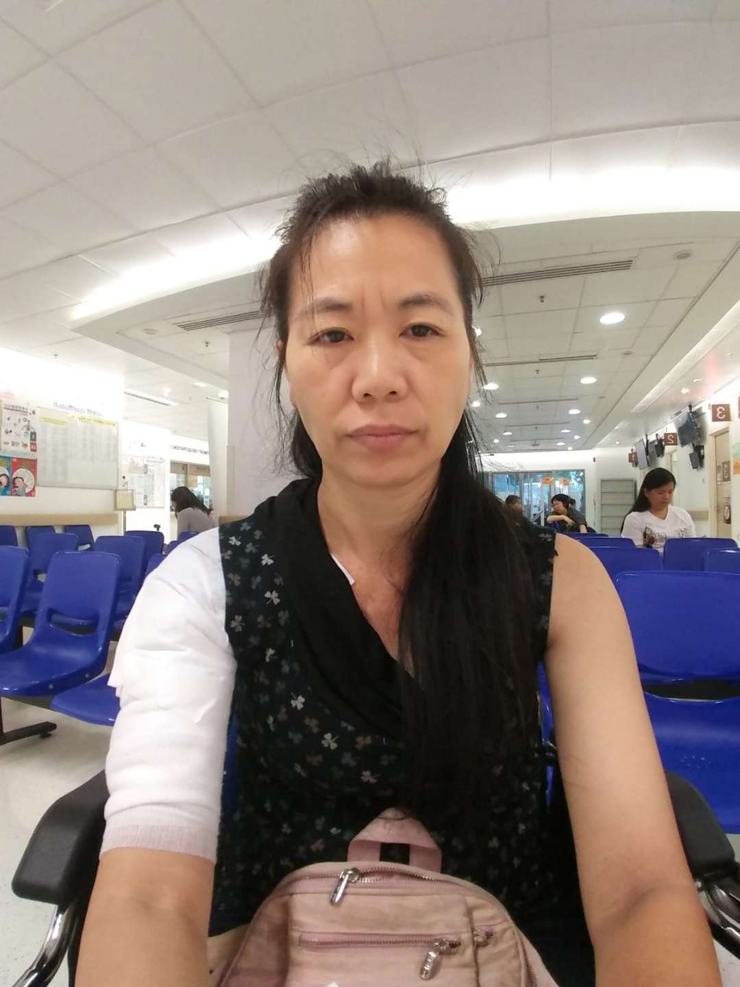 乱港|女子参加撑国安立法活动，曾几度遭遇“黑暴”磕掉7颗牙，眼角膜被踢脱落