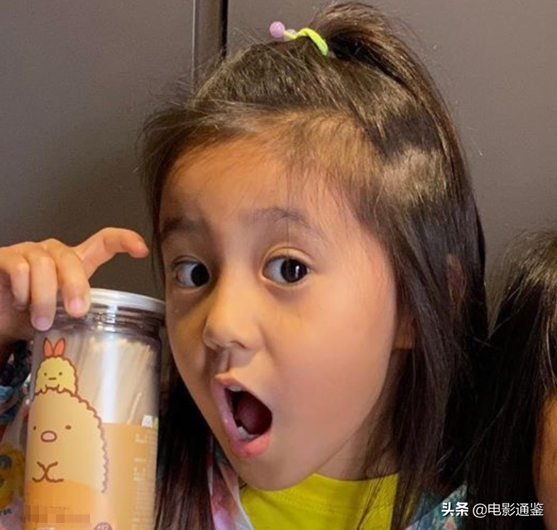賈靜雯女兒長大啦，修思羽長相軟萌十足，姐姐咘咘五官顏值絕了