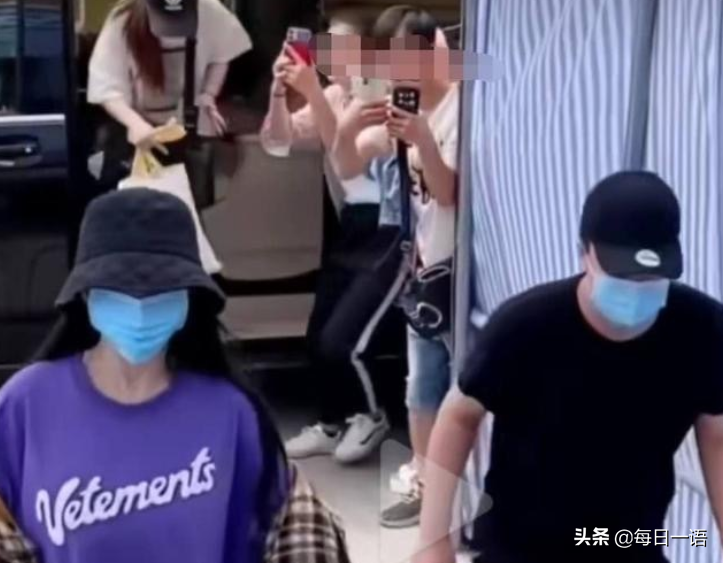 杨幂穿清爽装上班，路上却被恶意偷拍，看到画