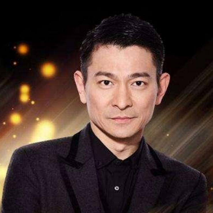 59岁刘德华现身容貌大变，脸塌成国字脸，网友：天王也到花甲之年