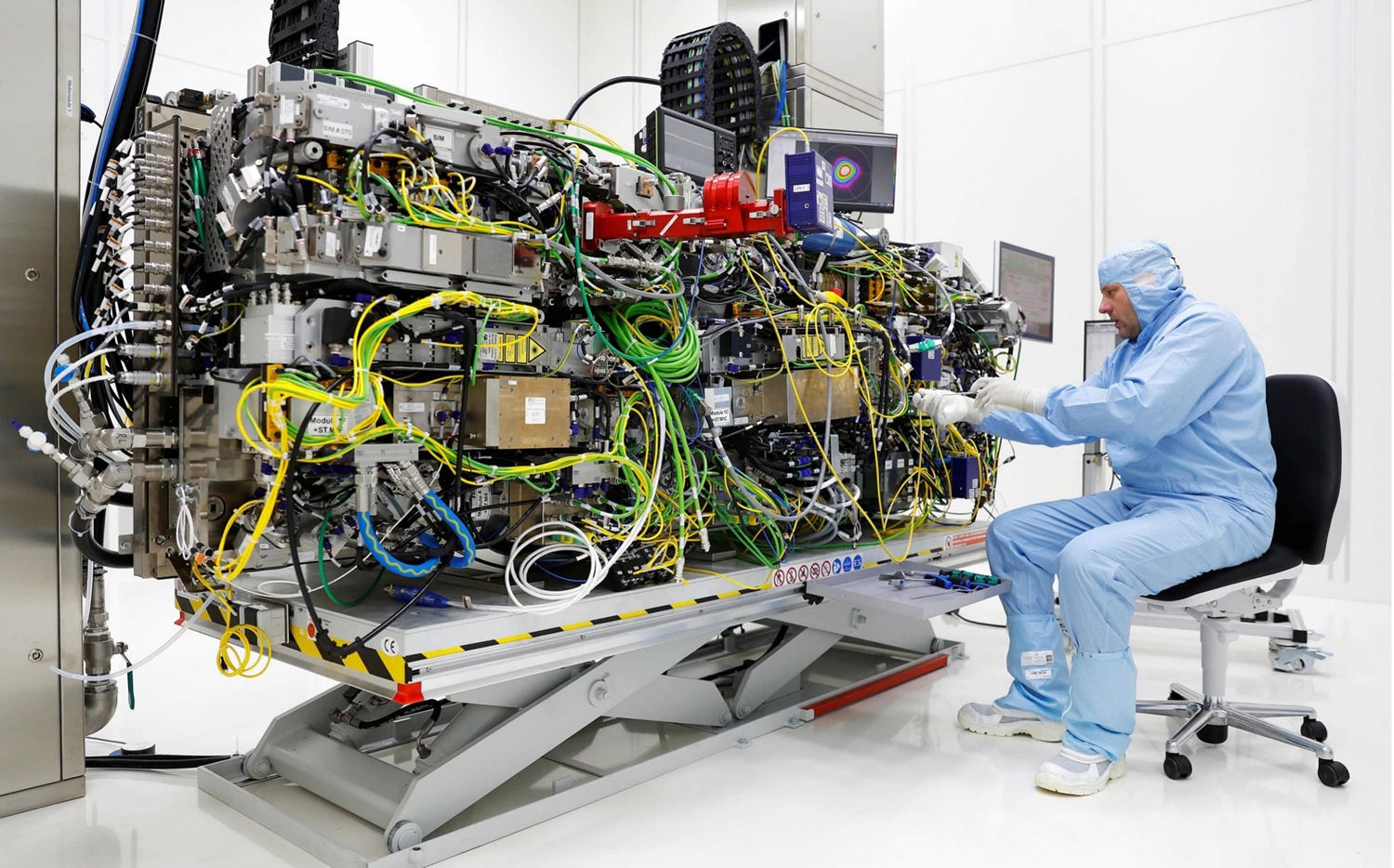 中企刚宣布突破28nm，ASML就急着喊愿意“打折”