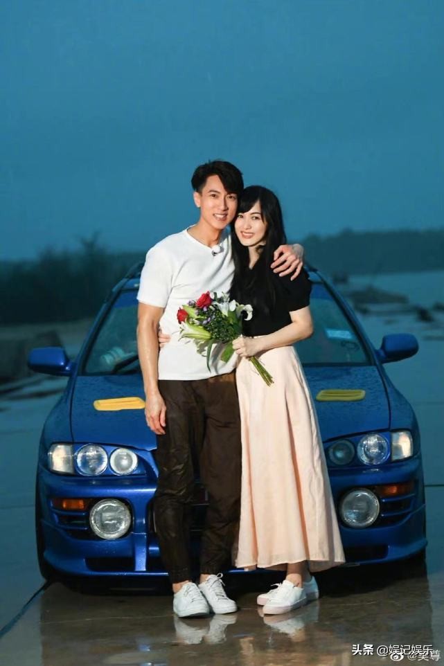 妻子怀三胎？吴尊回应后再晒夫妻合影，林丽吟用花遮肚状态好