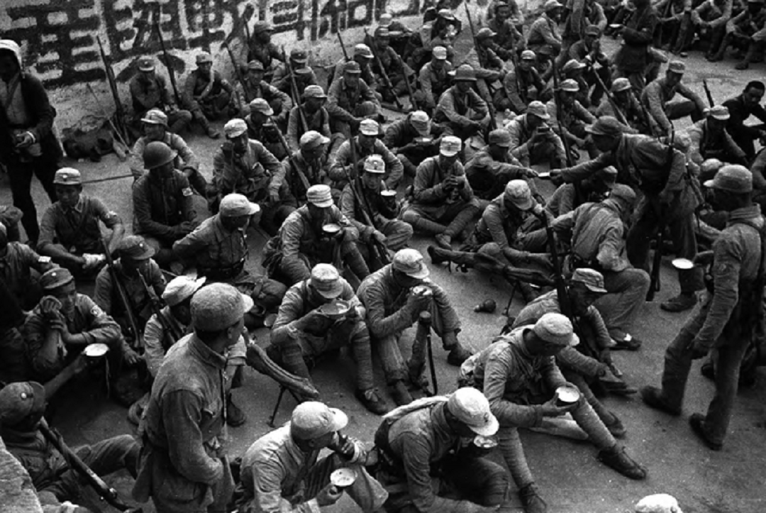 从一张八路军喝水图看其单兵装备：跟我们想象
