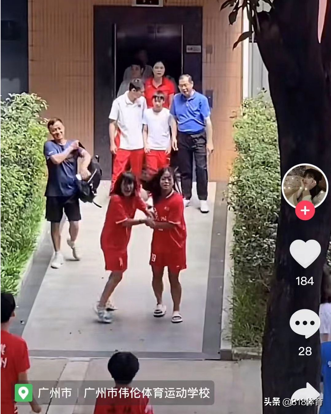 万人迷!全红婵回母校被男女足队员追星,询问何教练给大家一一签名