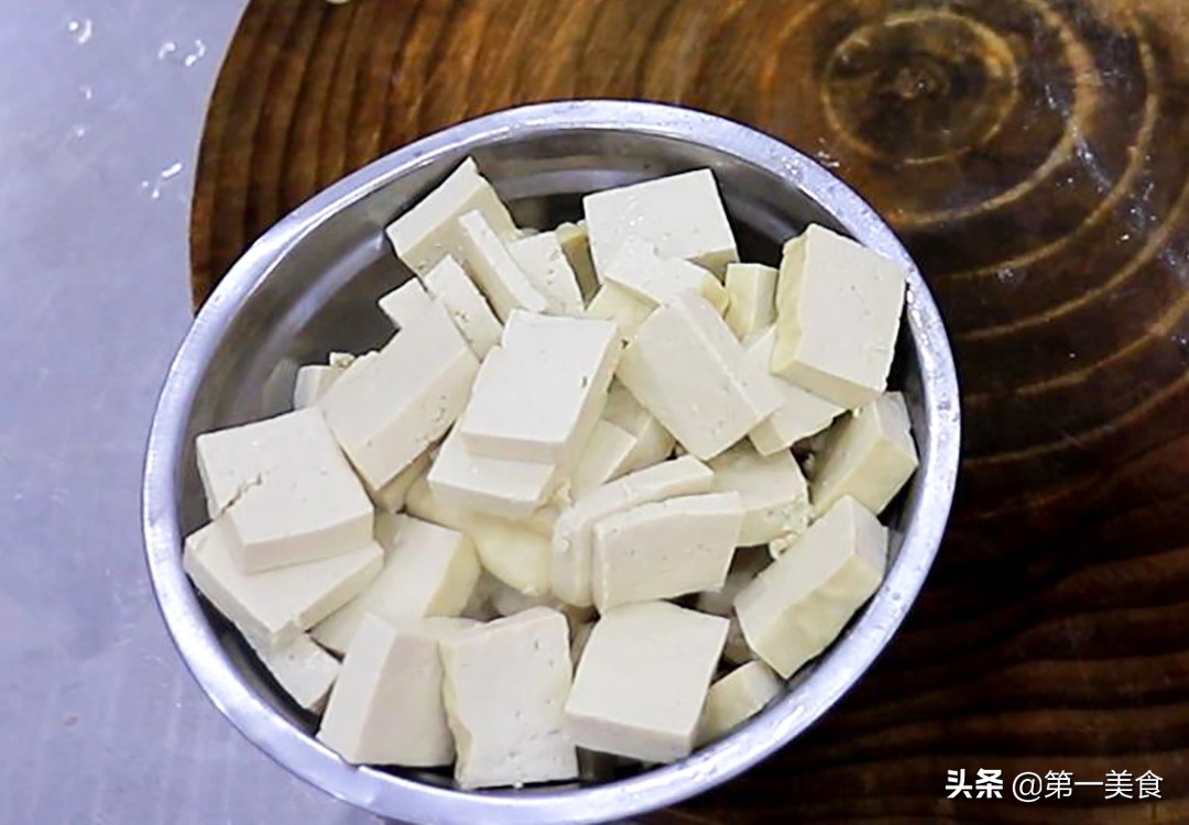 一塊五花肉，一塊豆腐，廚師長分享秘制做法，金黃香酥又不膩