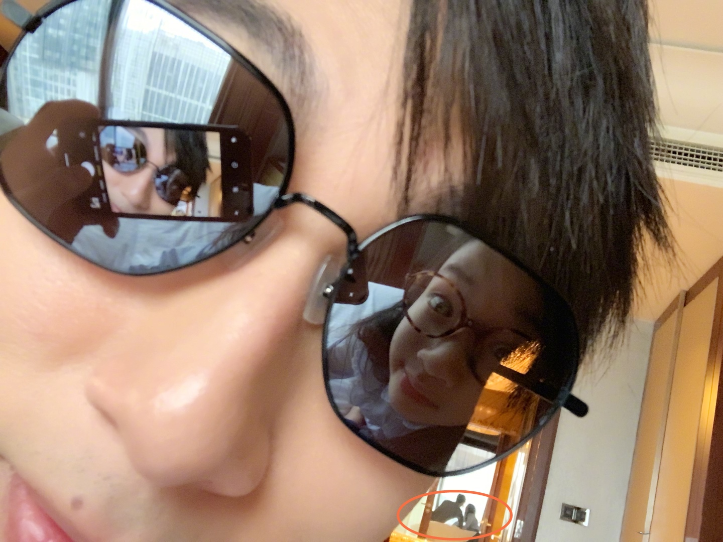 吴尊晒女儿，9岁NeiNei一头长发初露女神范，戴圆框眼镜呆萌可爱