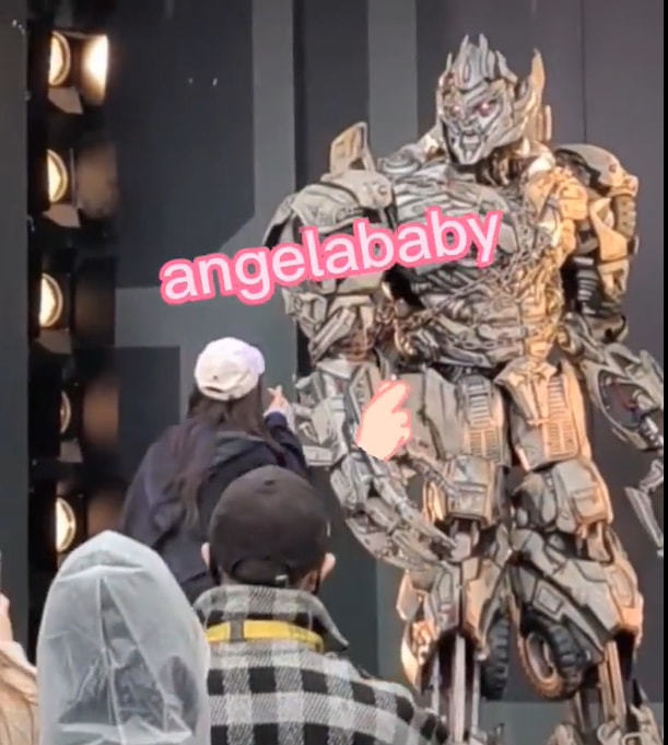 baby带儿子打卡环球影城，与威震天开心合影，母子雨中漫步超有爱