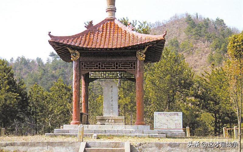 红军陷入苦战，军长受伤、副军长重伤昏迷，参谋长却在和老婆睡觉