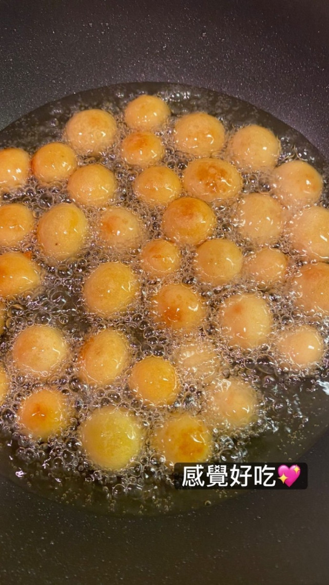 贾静雯亲自为女儿做美食，咘咘大赞妈妈厨艺，吃货模样古灵精怪