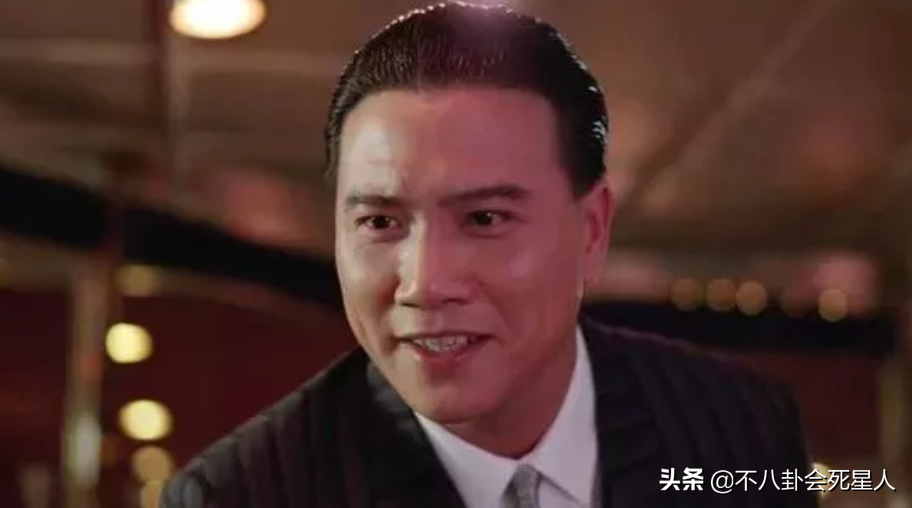 香港老艺人聚会，万梓良坐C位不停说话，70岁徐少强带私生子现身